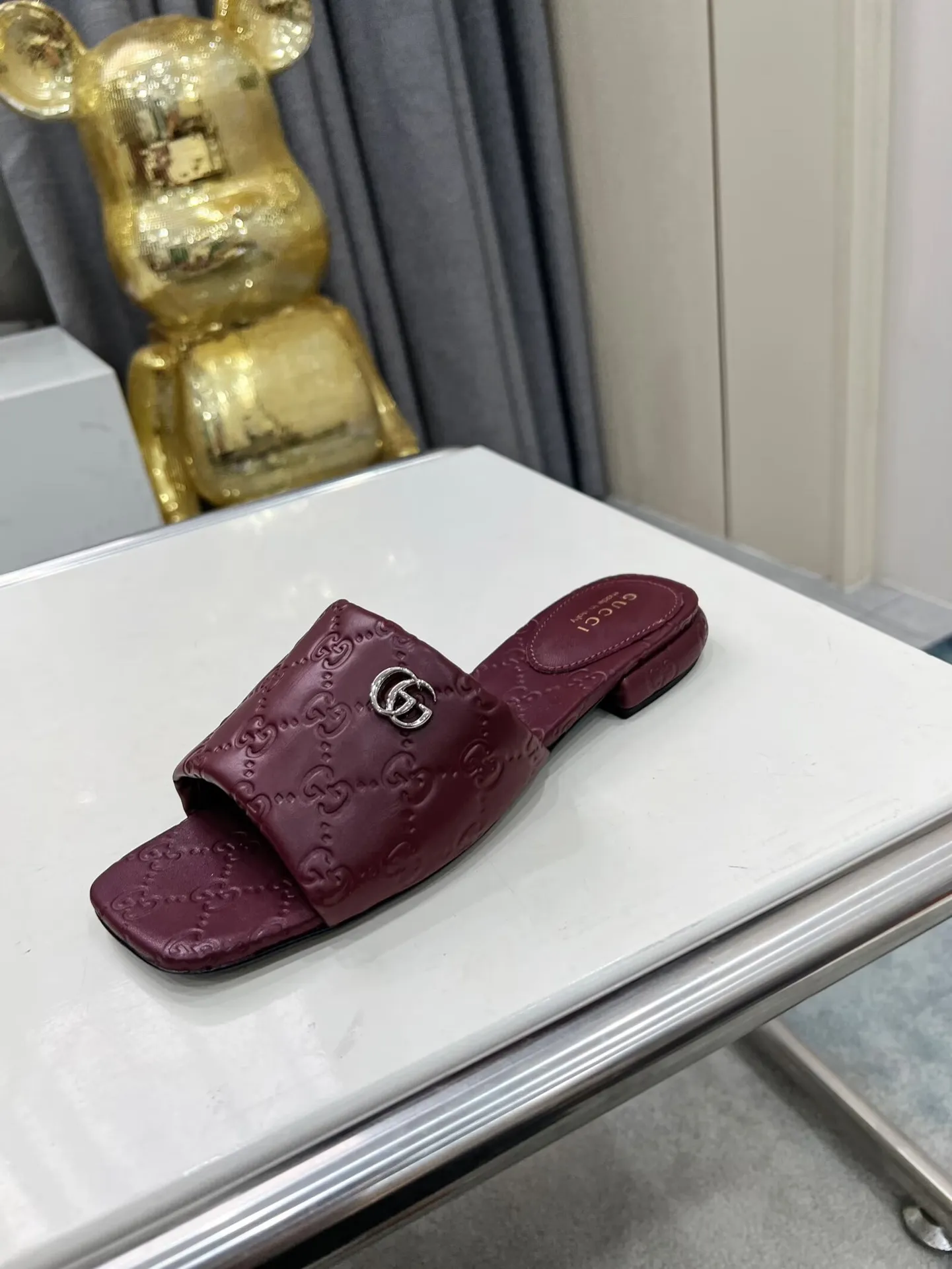 👟👟Ex-factory price 440👟👟 Women's Shoes Women's Clothing Gucci Double G slippers, a fashionable, high-end and full of personality✅ Very stable, comfortable and durable for daily use, convenient and unique for daily matching, a must-have classic for summer, the upper is made of GUCCI 3D embossed, genuine leather outsole Fabric: cowhide Lining/foot pads: sheepskin Color: black, white, brown, burgundy Code number: 35-42 (41 and 42 need to be customized) Packaging: Comes with cloth bag and card.